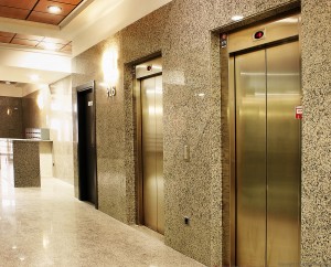 Frente ascensores en granito | Reforma de oficinas