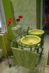 Lavabo diseño con encimera cristal en reforma de baño