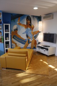 Dormitorio juvenil con papel decorativo en chalet de Madrid